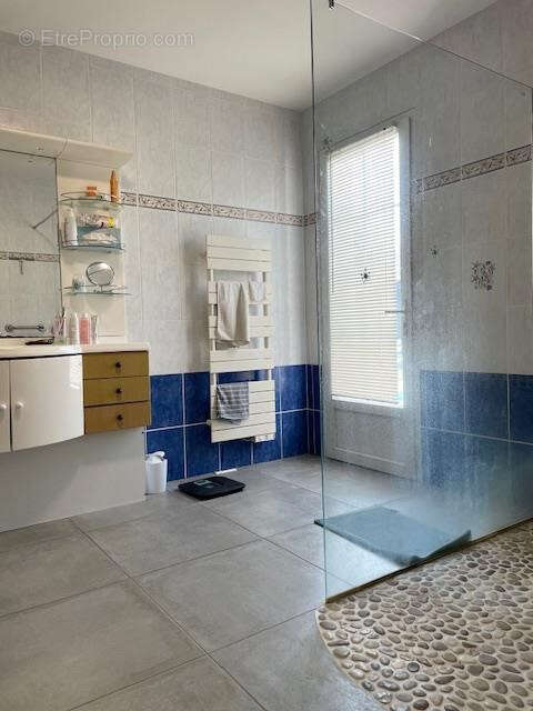 Élégante maison avec piscine et jardin paysager dans un environnement privilégié - photo 16
