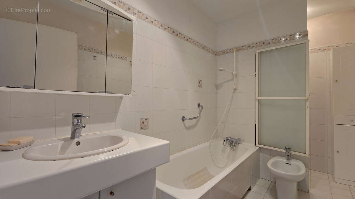 LE CANNET à vendre 4 pièces de 117 m2 avec terrasse et balcon, cave et garage sous-sol - photo 15