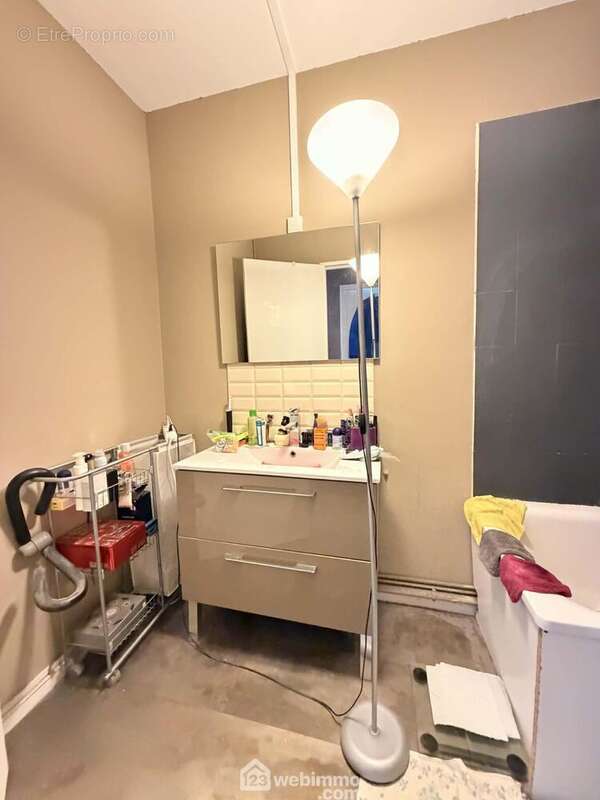 La salle de bains avec vasque sur meuble et ... - Appartement à LAON