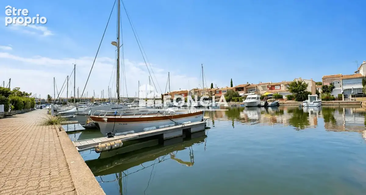 CAP D'AGDE – SECTEUR MALFATO – ÎLE DES MARINAS Appartement rénové en rez-de-jardin avec terrasse sur l'eau, parking privé et acc - photo 13