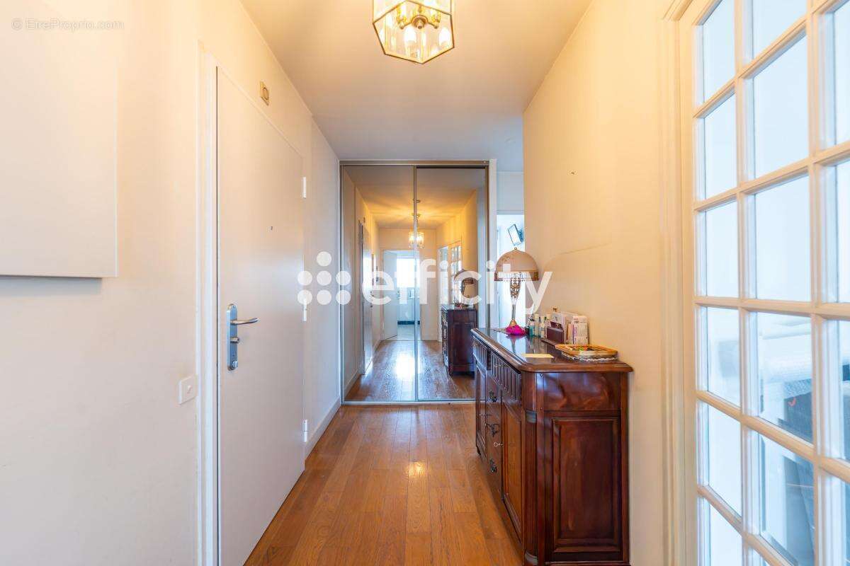 Appartement à COURBEVOIE