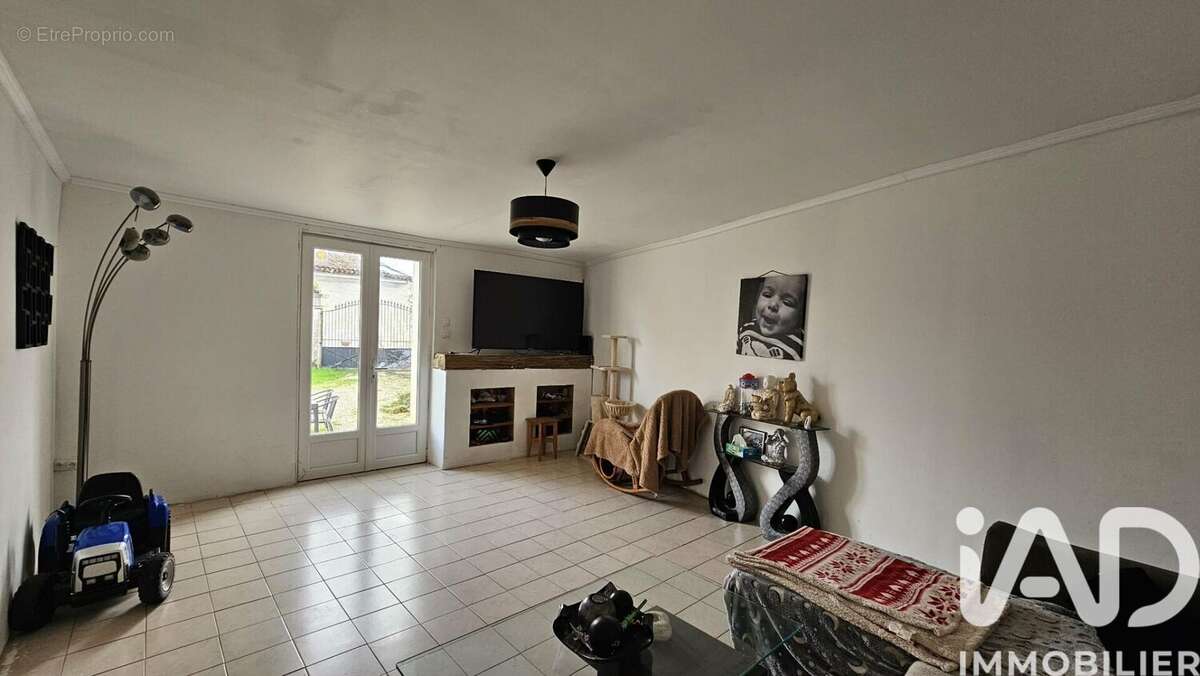 Maison 160 m² à Saint-Ciers-Sur-Bonnieure  - photo 2