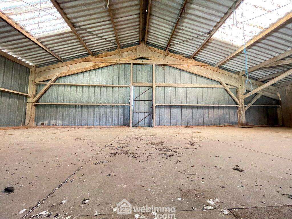 ... et accueille un espace de stockage à l'étage. - Maison à SOULAINES-SUR-AUBANCE