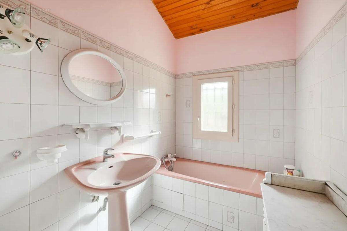 Maison à SAINT-HILAIRE-DE-BRETHMAS