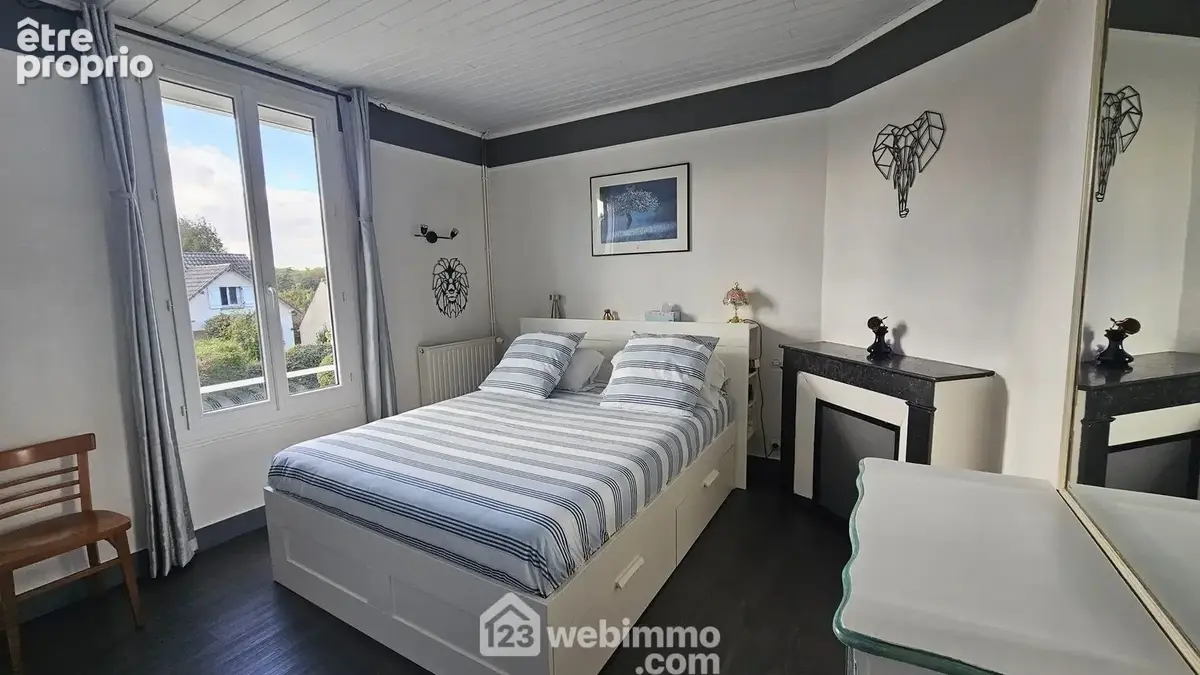 Au RDC, une grande chambre de 15 m² .