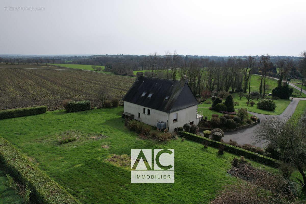 Maison à PLOUNEVEZ-QUINTIN