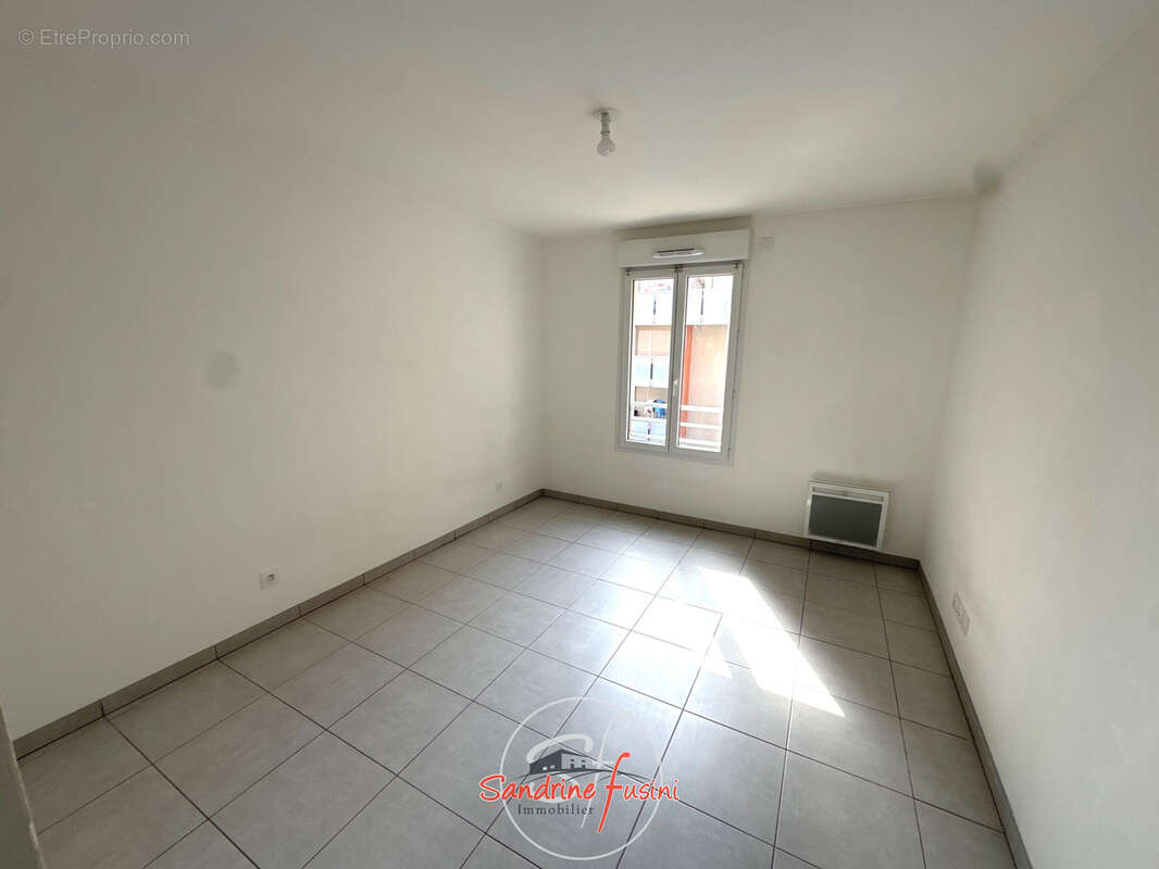 PLAN DE CARROS : Dans résidence récente, beau 3 pièces de 68 m2 avec parking en sous-sol - photo 5