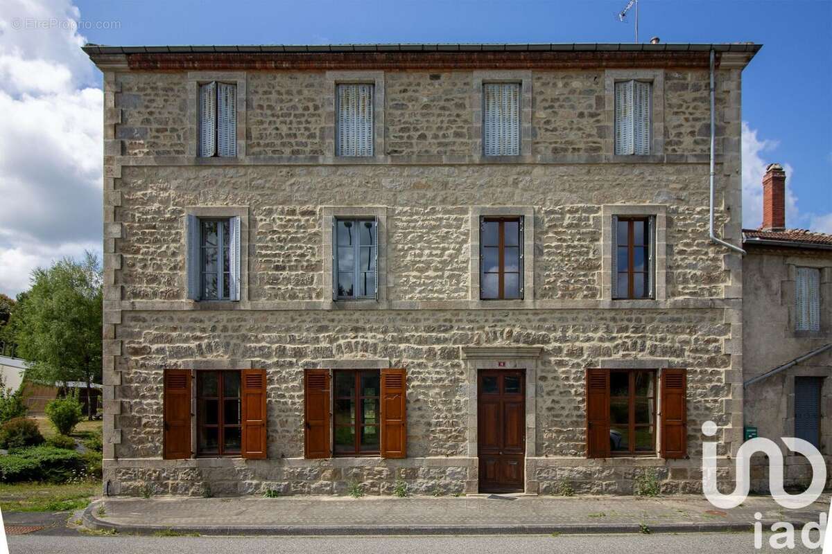 Maison 260 m² à Vertolaye  - photo 2