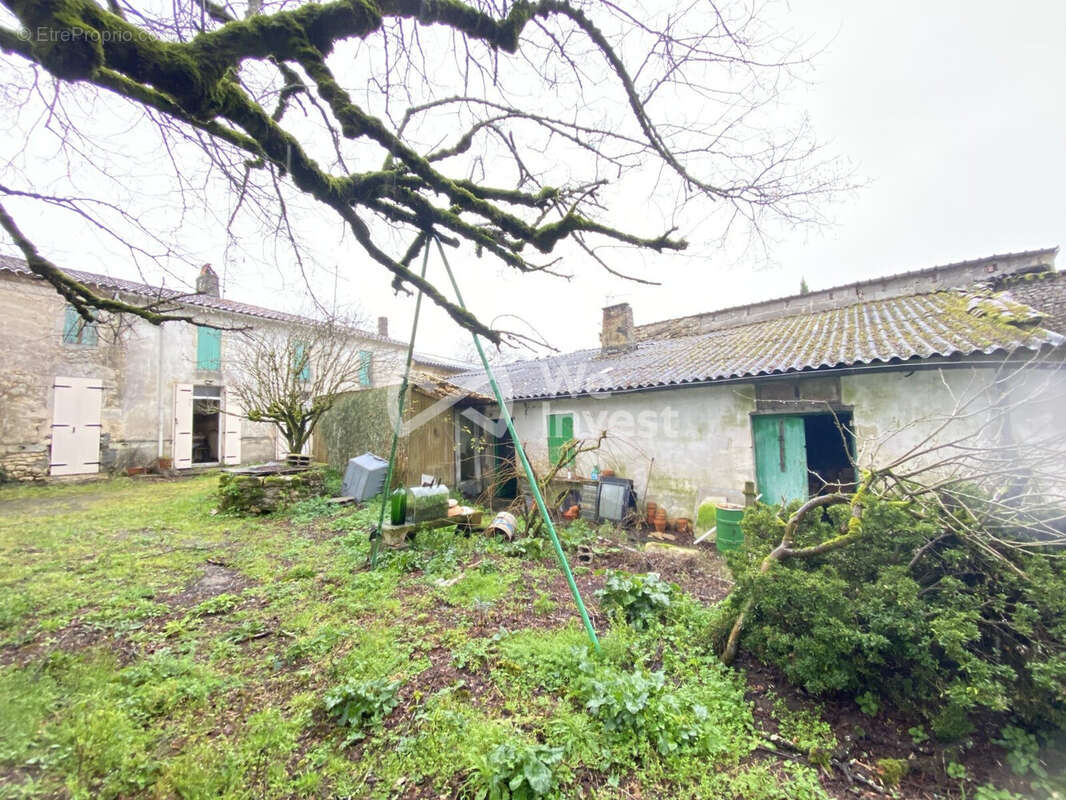 Maison à CAMPUGNAN
