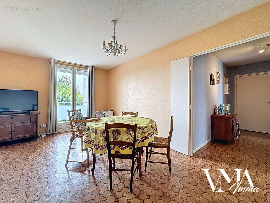 Appartement à LA TOUR-DE-SALVAGNY