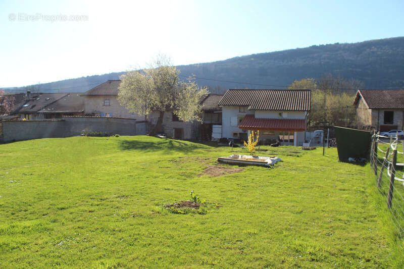 Maison à CHAVANNES-SUR-SURAN