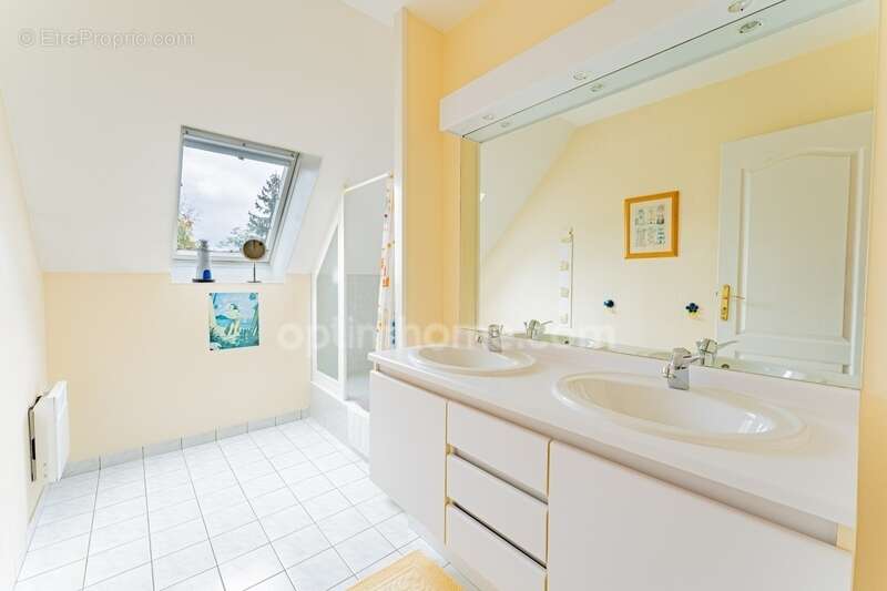 SAINT-PRIX, VAL D’OISE (95) : Propriété de 230 m² habitables (255 m² au sol) - 9 pièces principales - 7 chambres - 3 garages – P - photo 17