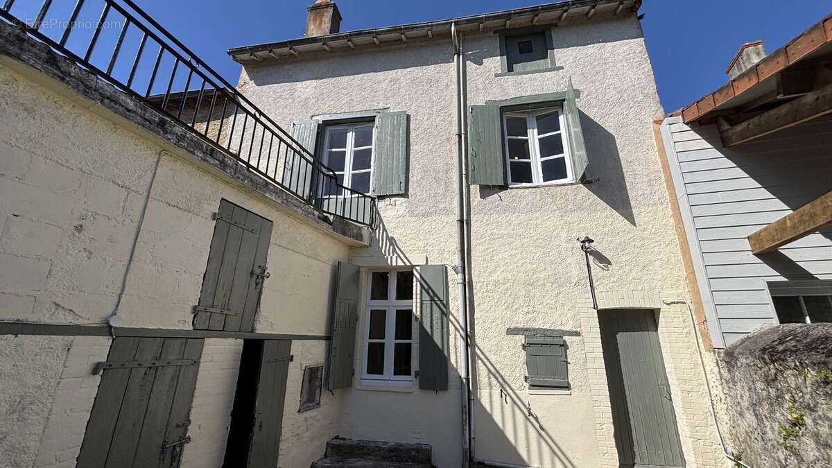 Maison de ville rénovée au centre de Montmorillon - photo 2