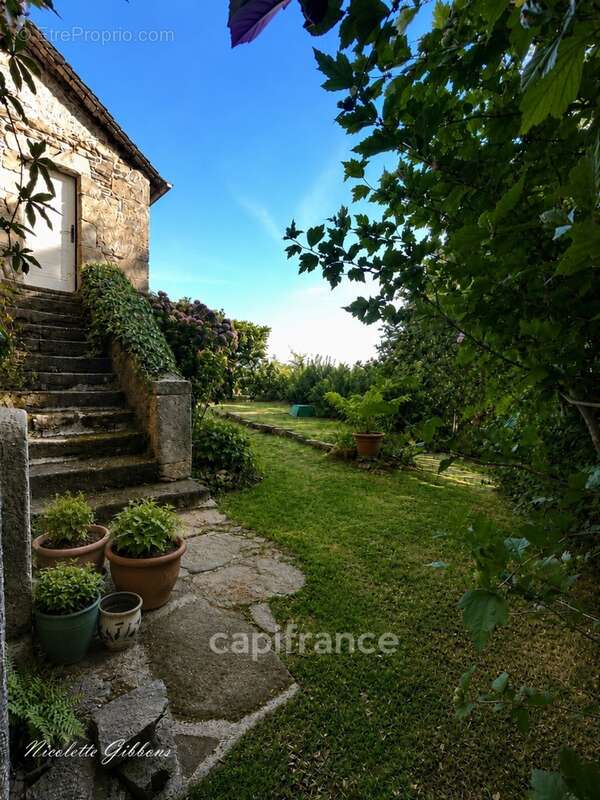 Jolie maison en pierres avec petites dépendances - photo 24