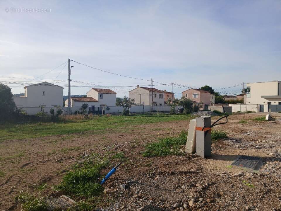 Terrain à LA FARE-LES-OLIVIERS