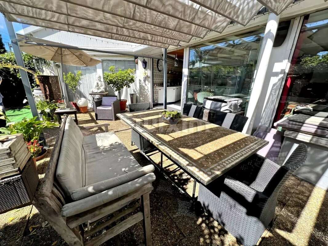 Maison à VESTRIC-ET-CANDIAC