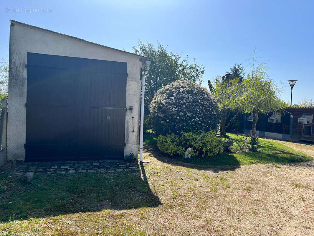 Maison à SAINT-DENIS-DE-L&#039;HOTEL