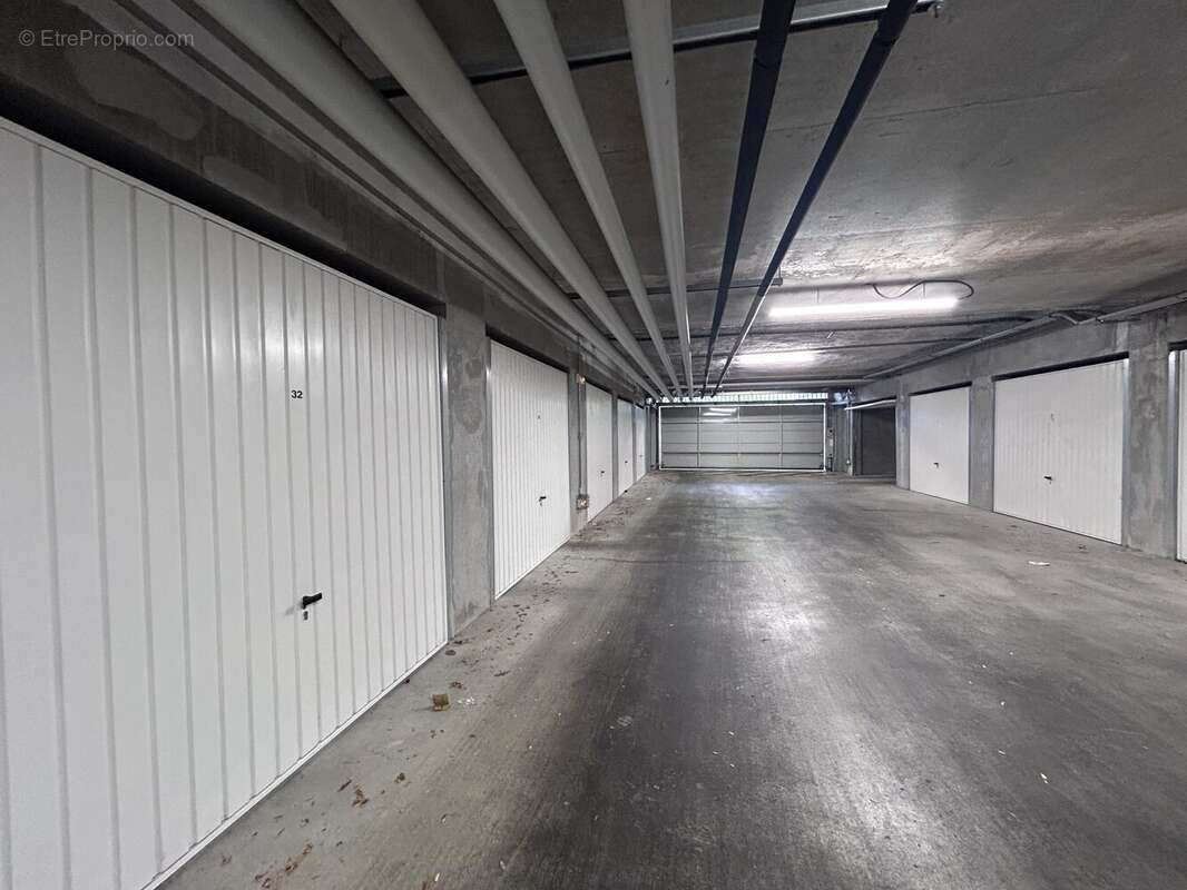 R-1 : Garages - Commerce à LORIENT