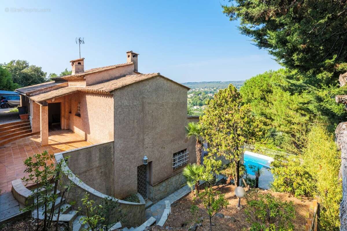 À vendre – Spacieuse villa familiale avec piscine à Saint-Paul de Vence - photo 27