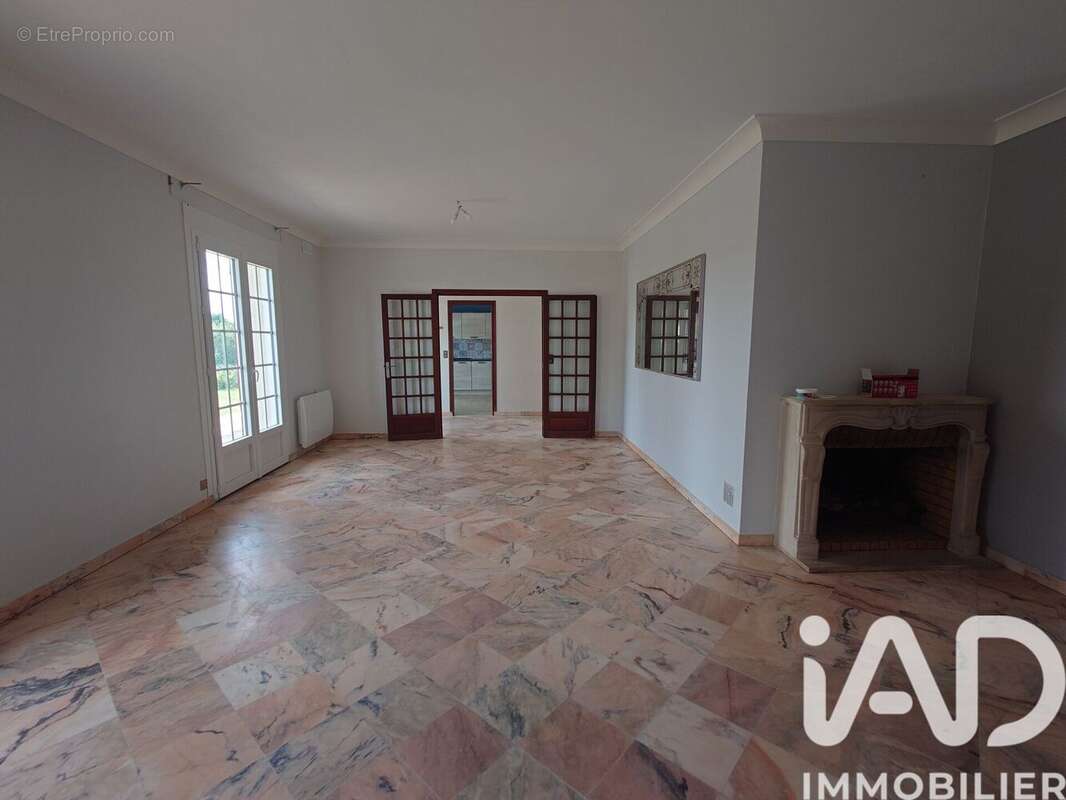 Maison 122 m² à Oradour-Fanais  - photo 6