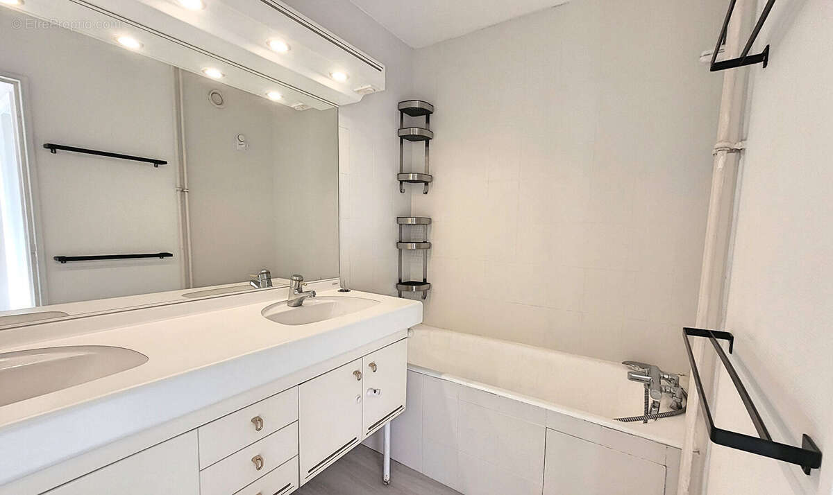 Appartement à LE COUDRAY-MONTCEAUX