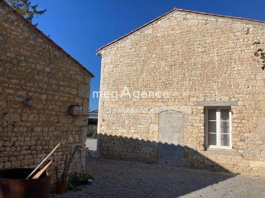 Maison à SAINTE-GEMME-LA-PLAINE