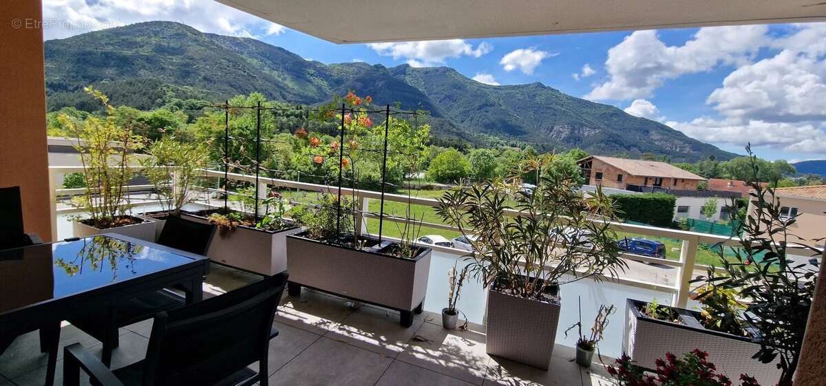 Rare • Bel appartement T3 calme, terrasse, lumineux et garage - photo 2