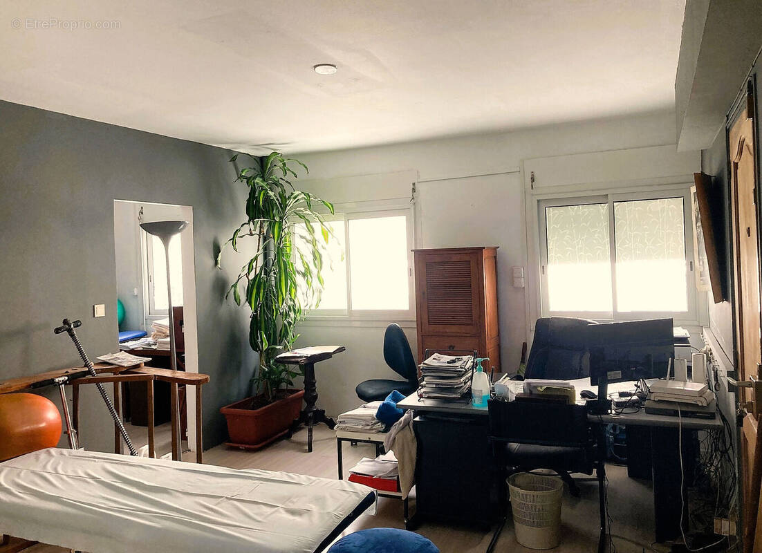 Photo 1 - Commerce à SAINT-DENIS