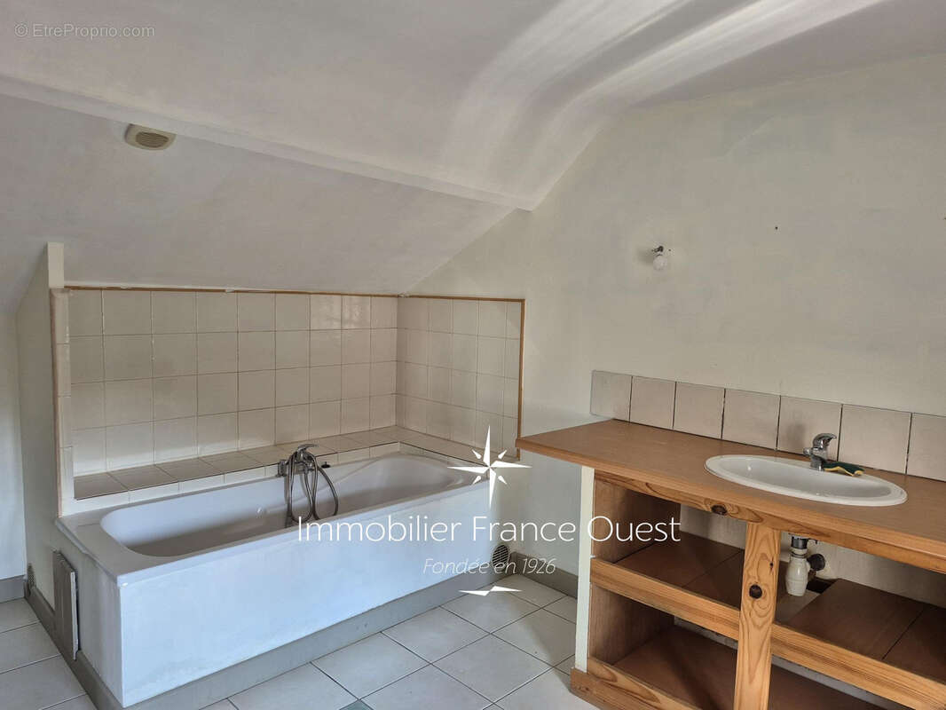 Maison de charme en pierre de tuffeau avec vue imprenable sur le château de Sablé et la Sarthe - photo 4