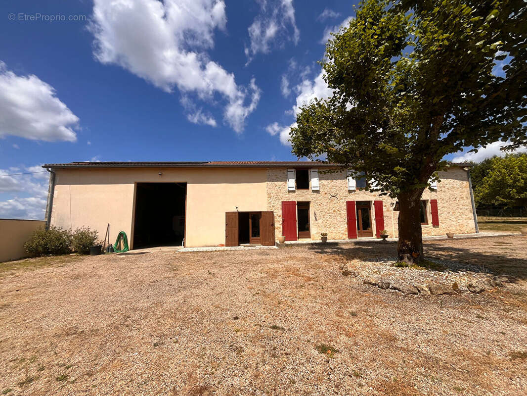 Propriété de Caractère sur 10 622m2 - photo 2