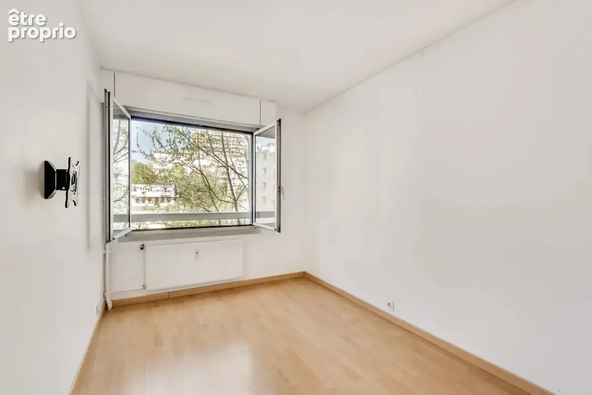 Mairie de courbevoie - 4 pieces  avec large balcon, cave et possibilite  parking - photo 9
