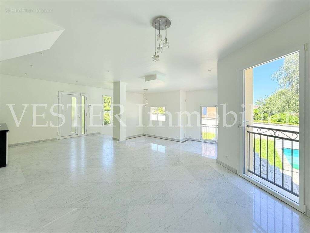 Maison renovee avec piscine - centre village - photo 6