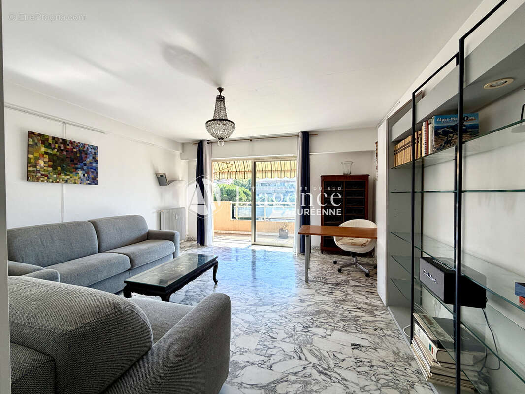 Appartement à SAINT-LAURENT-DU-VAR