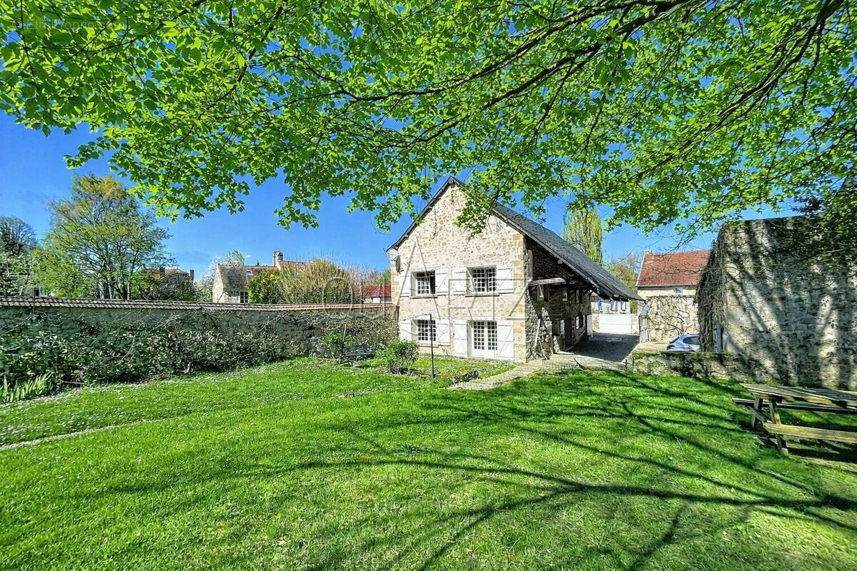 Maison à VALLANGOUJARD