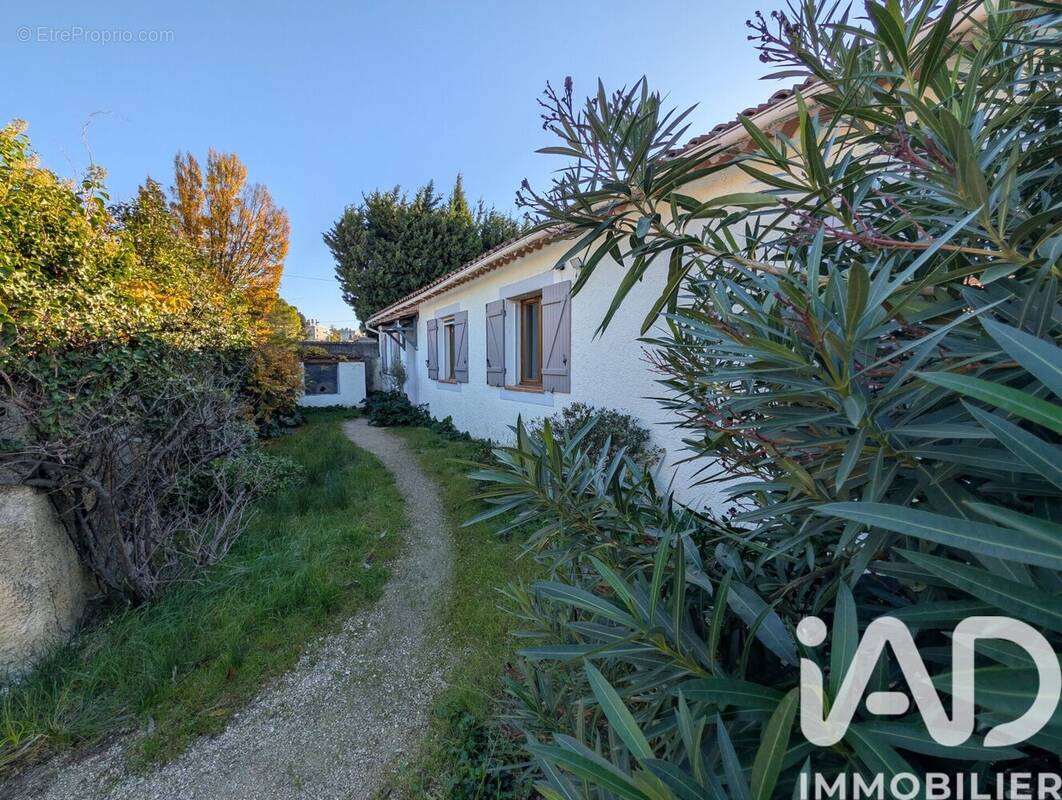 Photo 1 - Maison à ENTRAIGUES-SUR-LA-SORGUE