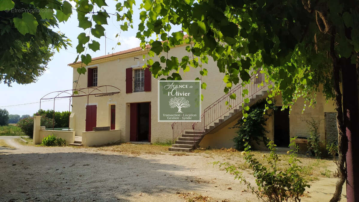 Entre BOULBON  et TARASCON   Propriété avec dépendances au pied de la Montagnette - photo 2