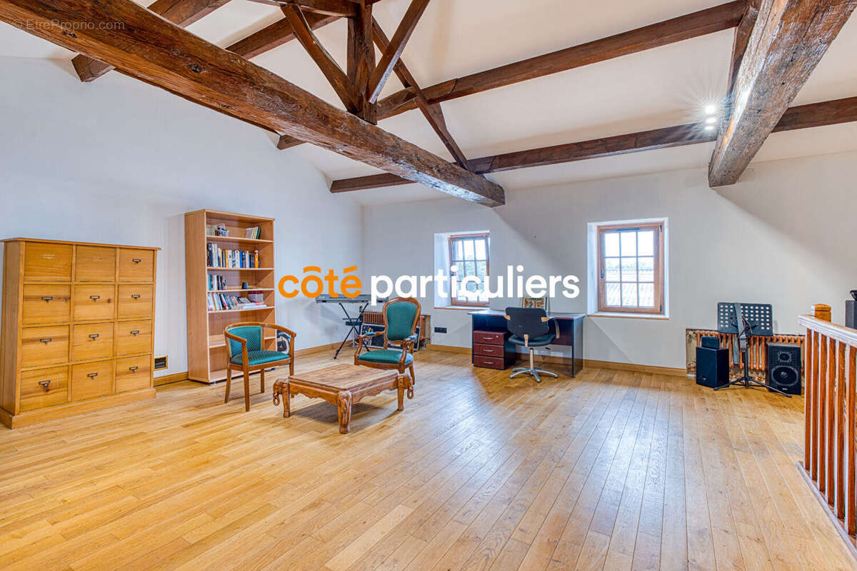 La roche sur yon -- longere en pierre -- 9 pieces -- 5 chambres -- 275 m² -- poutres apparentes -- pierre -- beaux volumes - photo 7