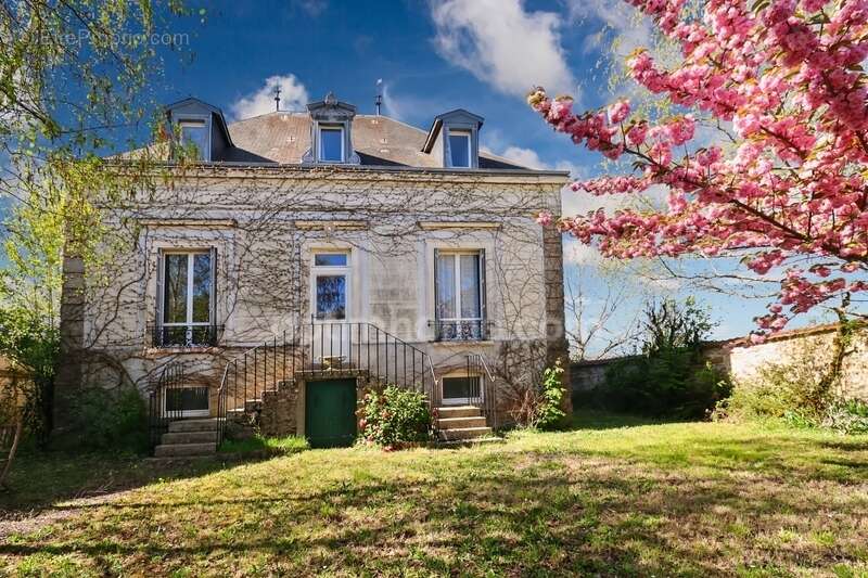 Maison à SAINT-SULPICE-LES-FEUILLES