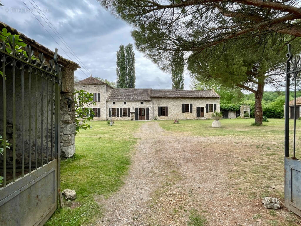 Maison à BONNEVILLE-ET-SAINT-AVIT-DE-FUMADIERES