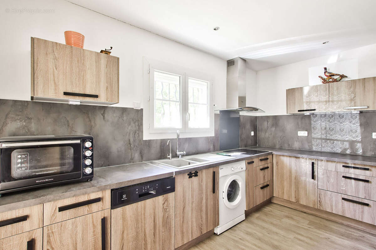 Maison de plain pied T4 de 92 m² sur 1000 m² de terrain avec 2 garages et dépendances à TAVERNES 83670 - photo 6