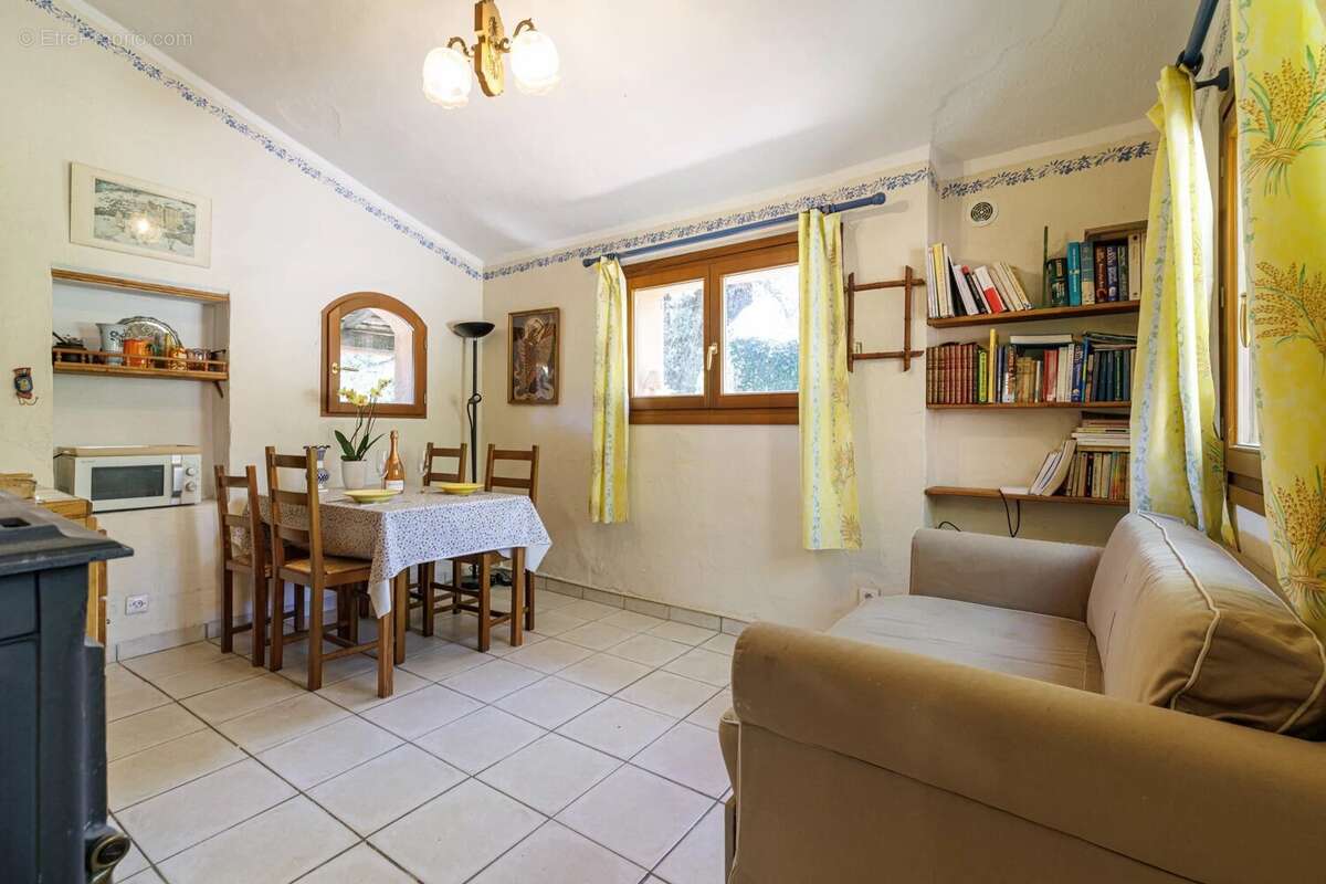 Maison à CHATEAUNEUF-GRASSE