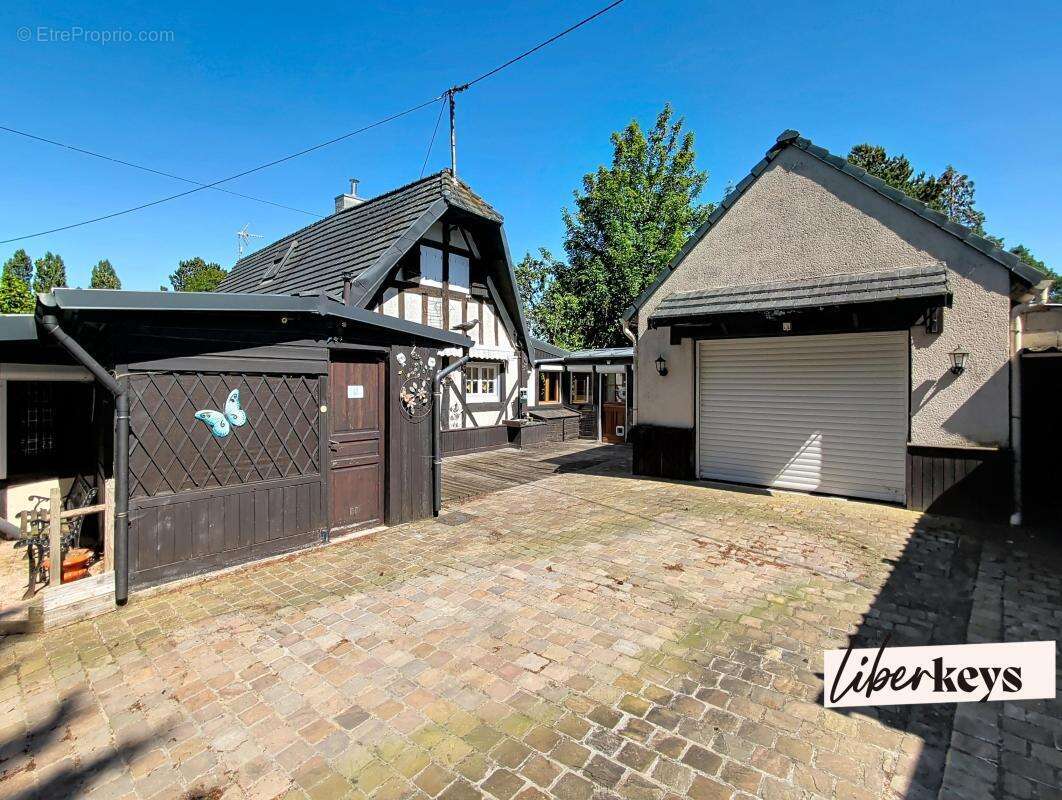 Maison de campagne située à BOURTH, 3 chambres, nombreux garages et remises sur terrain de 1024m2 clos et paysagé - photo 3