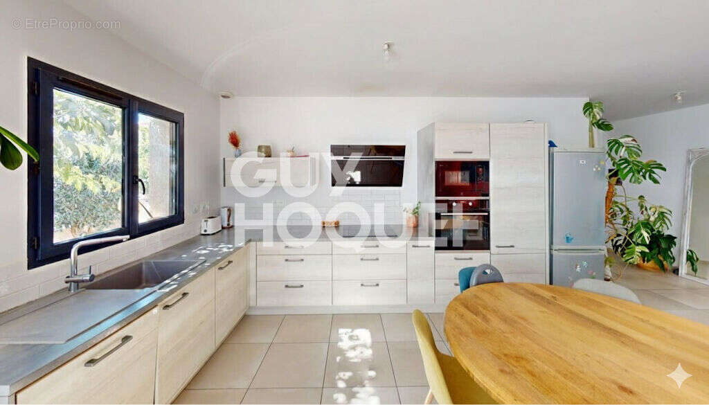PEZILLA LA RIVIERE, Maison 3 faces de plain pied, 3 chambres avec garage et jardin. - photo 3