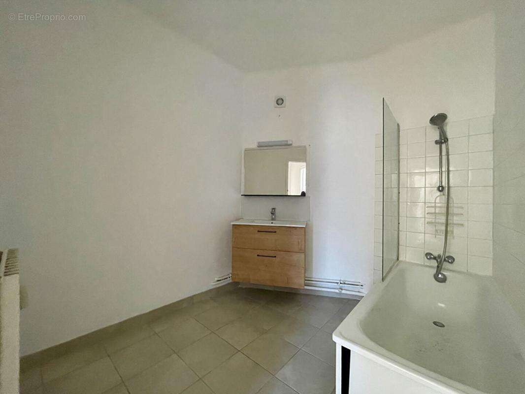 T3 lumineux et spacieux de presque 90 m2 sans vis-a-vis- Centre-Ville Quimper - photo 9