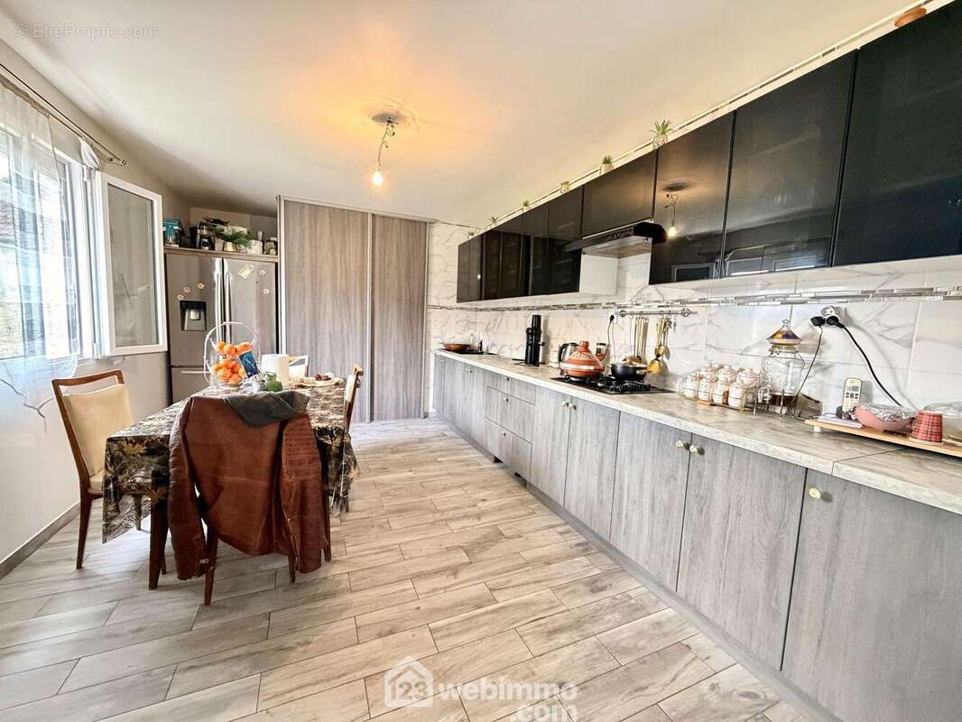 Voici la cuisine traditionnelle, fonctionnelle et spacieuse, offrant de nombreux rangements et un espace idéal pour préparer de bons repas au quotidien - Maison à VERSIGNY