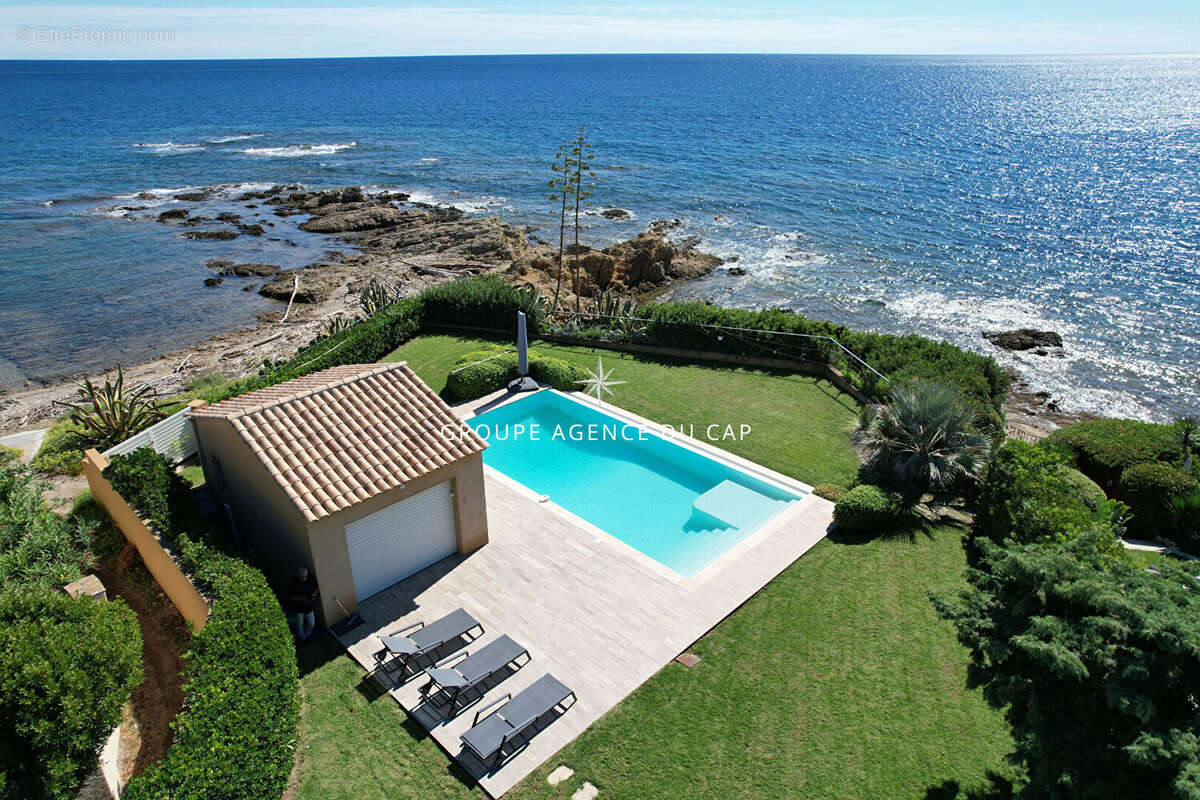 Villa pieds dans l'eau 7 pieces avec piscine vue golfe de saint tropez, aux issambres - photo 18