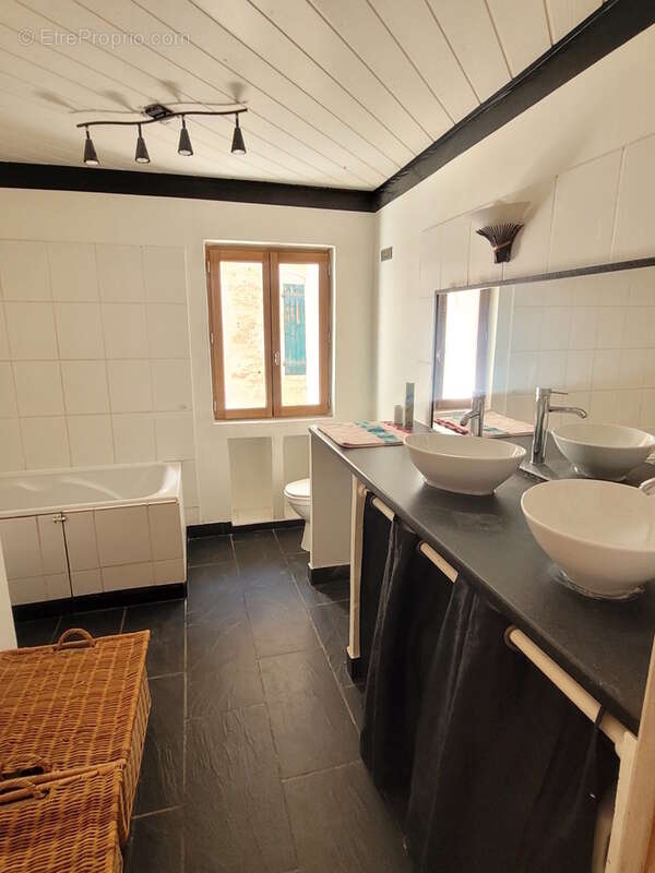 Maison en pierres de 177 m² habitables avec cour et terrasse. - photo 13