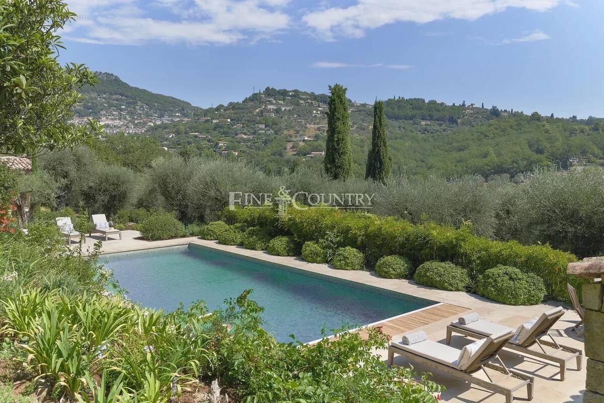 Maison à CHATEAUNEUF-GRASSE