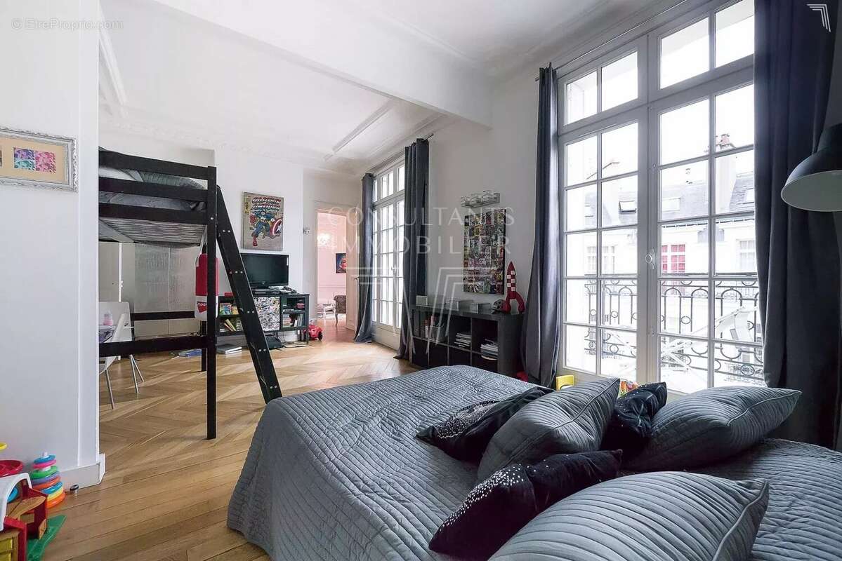 Appartement à PARIS-16E