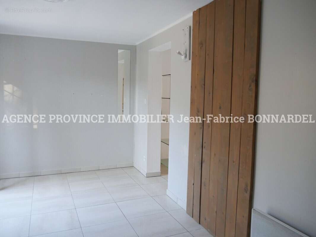 Appartement à LA BAUME-DE-TRANSIT